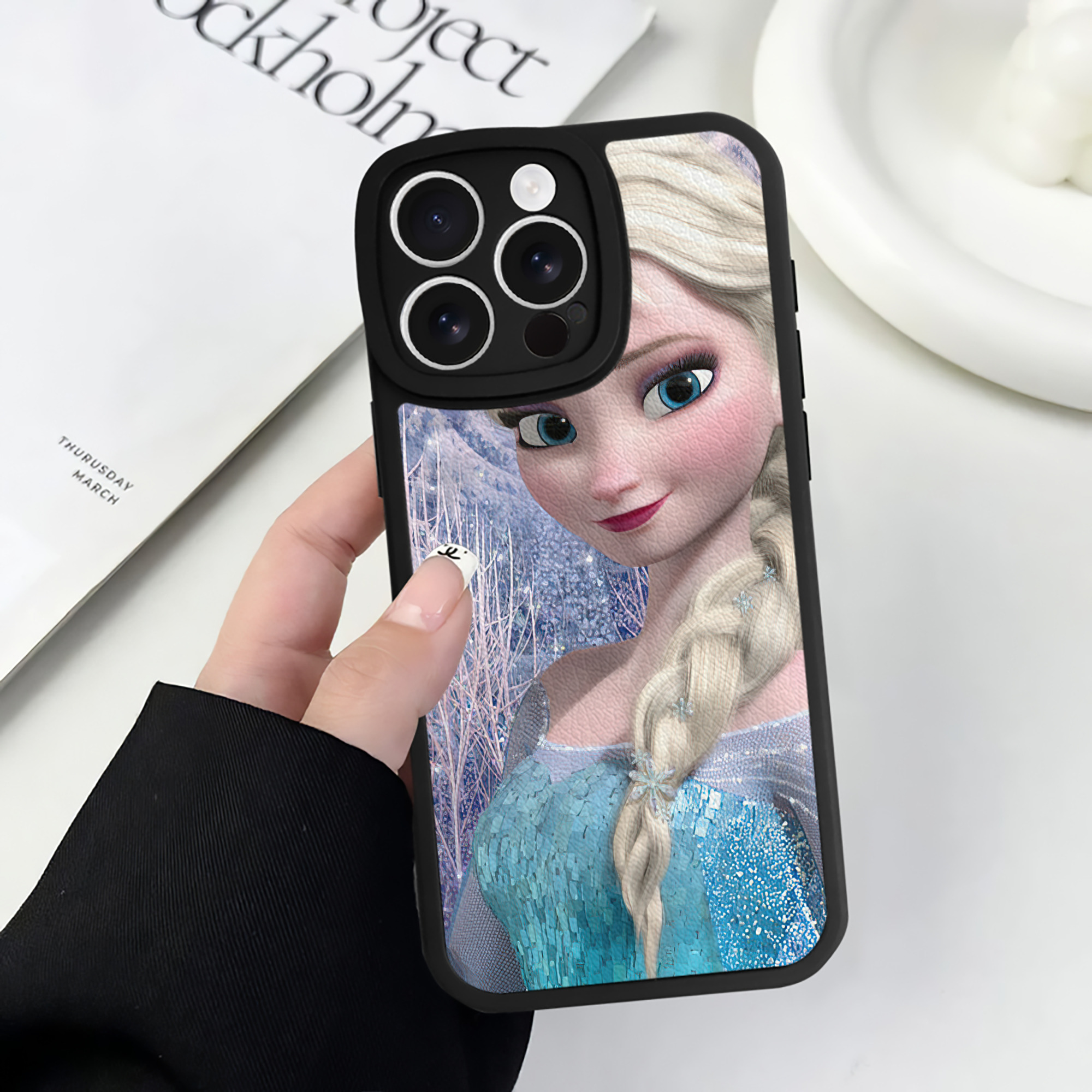 （画像用） アナと雪の女王 アンナ エルサ Frozen Anna Elsa 【iPhone 16シリーズ対応】シリコンスマホケース（レザー調） 材質：シリコン